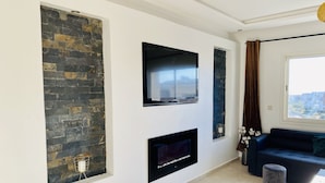 Una televisión, una chimenea