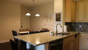 Condo, 4 Bedrooms, Balcony, Garden View | Interior