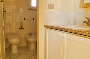 Bidet, serviettes fournies