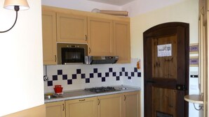 Private kitchen - Panoramic Sea View Cottage-apartment With Sun Terrace And Beach (Trinità d'Agultu e Vignola)