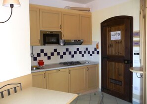 Réfrigérateur, micro-ondes, plaque de cuisson, lave-vaisselle