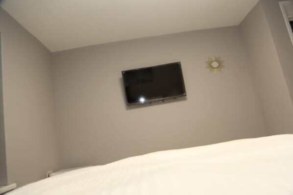 Unclassified image, 1 of 24, button - Room in House - Aa Guest Room5 (London)