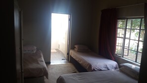 Dormitorio compartido, 1 habitación, patio, vistas al jardín | 1 dormitorio