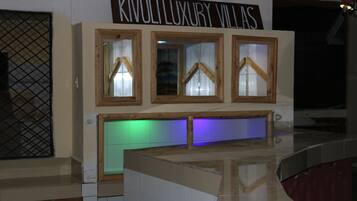 Chambre, 1 chambre, fumeurs, piscine privée | Hall