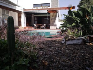 客房, 1 间卧室, 露台, 花园景观 | 泳池 | 室外游泳池