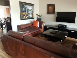 Chambre, 1 chambre, terrasse, vue sur le jardin | Salle de séjour | Téléviseur