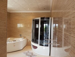 Phòng, 1 phòng ngủ, hiên, quang cảnh vườn | Phòng tắm | Đồ dùng nhà tắm miễn phí, khăn tắm, dầu gội 