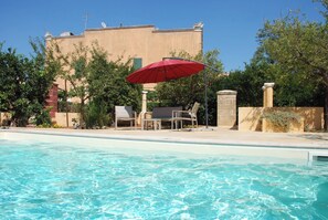 Rom, 1 soverom, terrasse, hageutsikt | Basseng | Utendørsbasseng