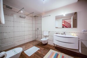 Kostenlose Toilettenartikel, Haartrockner, Hausschuhe, Handtücher