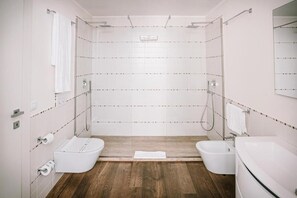 Kostenlose Toilettenartikel, Haartrockner, Hausschuhe, Handtücher