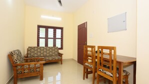 Dining - Peace Rooms Trivandrum (Thiruvananthapuram)