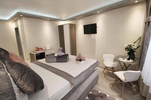 Room, 1 Bedroom, City View | 1 bedroom, desk, soundproofing, WiFi - Alessio Premium Rooms (Porec)