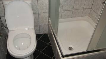 Habitación, 2 habitaciones, para fumadores, balcón | Baño