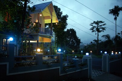 Room-1 Bedroom With Balcony Mountain Vie