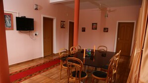 Room, 1 Bedroom, Smoking, Balcony | Tempat makan