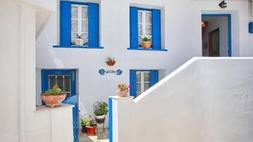 Villa, 2 Bedrooms, Smoking, Balcony | Interior