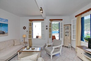 Villa, 2 Bedrooms, Smoking, Balcony | Interior