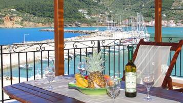 Villa, 2 Bedrooms, Smoking, Balcony | Dining