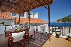 Villa, 2 Bedrooms, Smoking, Balcony | Dining
