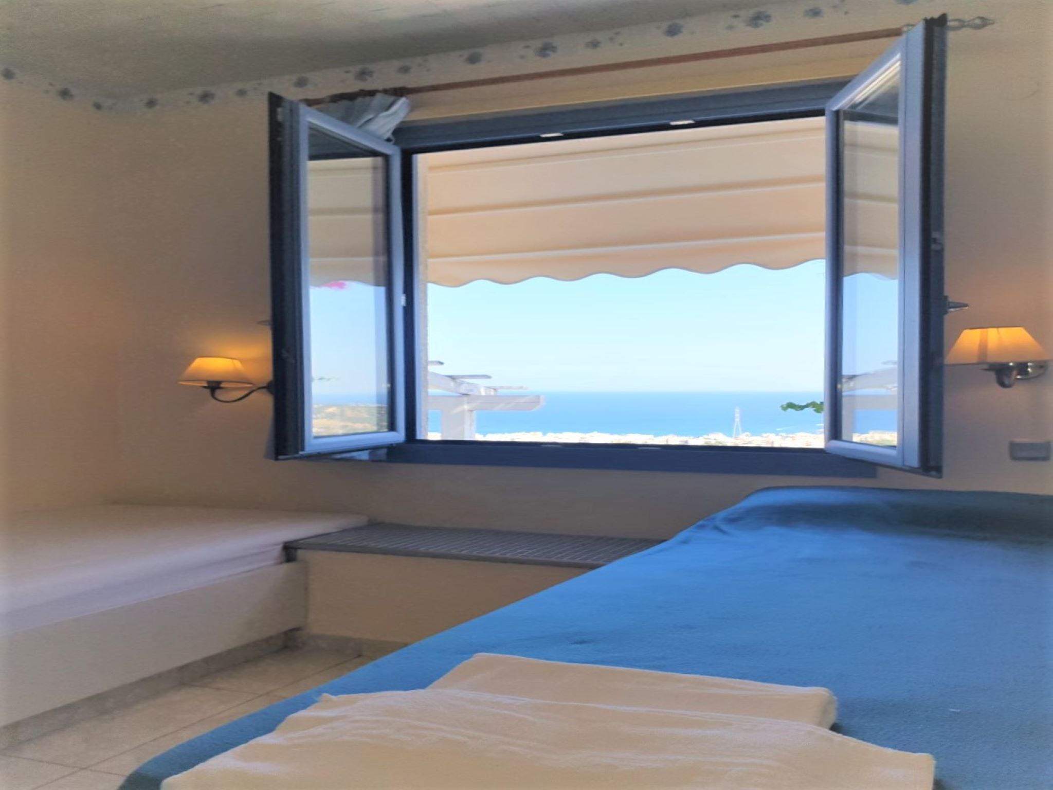 2 habitaciones, tabla de planchar con plancha y ropa de cama 