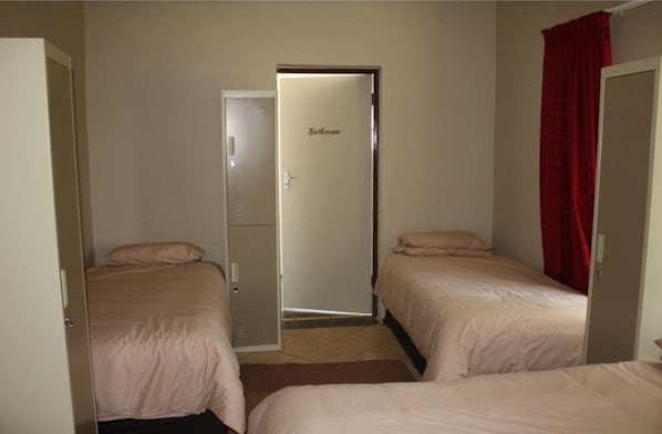 Dormitório compartilhado, 1 quarto, varanda, vista para o jardim | 1 quarto