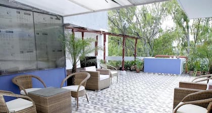 Room in Guest Room - Maplewood Guest House, Neeti Bagh, New Delhiit is a Boutiqu Guest House - Room 8