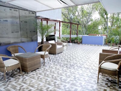 Room-maplewood Guest House, Neeti Bagh,