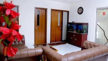 Room, 1 Bedroom, Accessible, Smoking | Living area