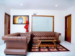 Room, 1 Bedroom, Accessible, Smoking | Living room