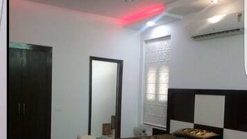 Apartment, 3 Bedrooms, Accessible, Terrace | 3 bedrooms, iron/ironing board, bed sheets