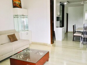 Apartment, 3 Schlafzimmer, barrierefrei, Terrasse | Wohnzimmer | Fernseher