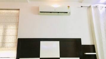 Apartment, 3 Bedrooms, Accessible, Terrace | 3 bedrooms, iron/ironing board, bed sheets