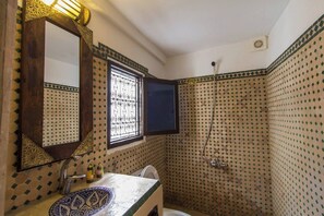 Chambre, 1 chambre, fumeur, patio | Salle de bain | Serviettes fournies
