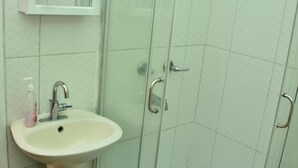 Room, 1 Bedroom, Balcony, Garden View | Bathroom | Towels - Room in Guest Room - Aanola Villas 6a Tranquil Privy Bedroom (Castries)