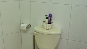 Room, 1 Bedroom, Balcony, Garden View | Bathroom