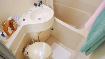 Room 306, Non Smoking | Bathroom | Combined shower/tub, free toiletries, hair dryer, towels