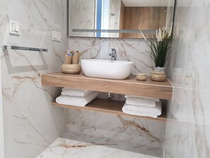 Douche, sèche-cheveux, serviettes fournies, savon