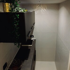 Microonde, piano cottura, macchina per tè/caffè, bollitore elettrico