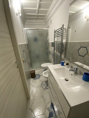 Classic Apartment | Bathroom | Shower, hair dryer, bidet, towels - Casa Marisol (Naples)