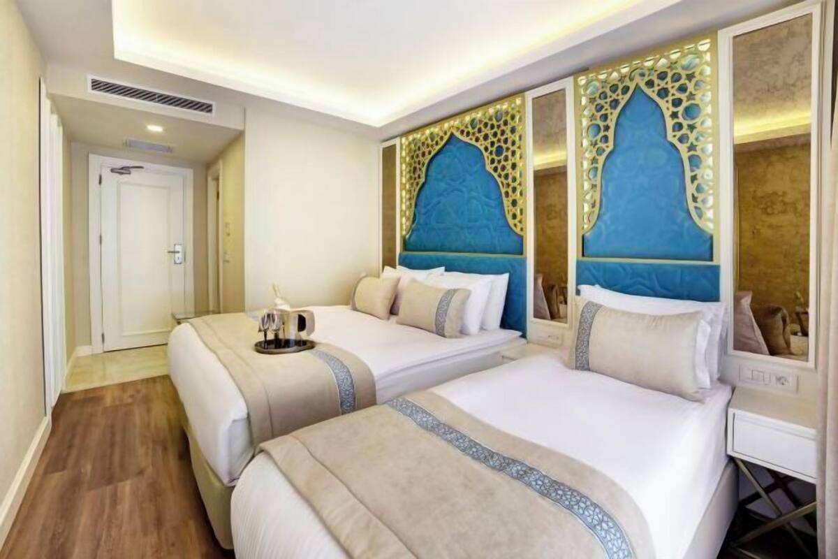 Bộ đồ giường cao cấp, bàn, phòng cách âm