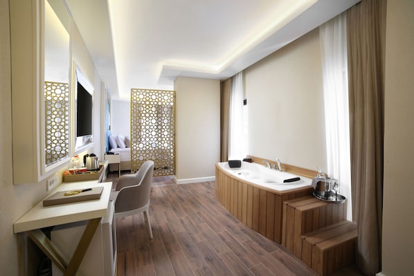 Junior Room | Premium bedding, desk, soundproofing, rollaway beds - Great Fortune Design Hotel (Istanbul)