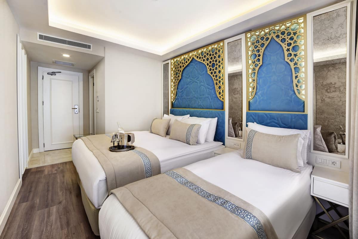 Habitación estándar con 1 cama matrimonial o 2 individuales | Ropa de cama de alta calidad, escritorio, insonorización y camas extra