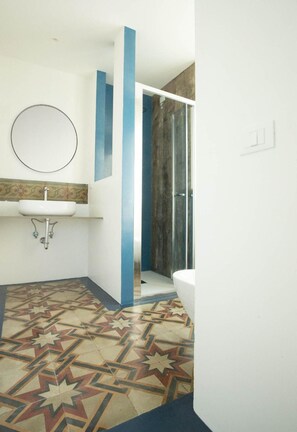 Dutxa, assecador de cabells, bidet i tovalloles 