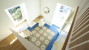 A small bathroom with a patterned floor, a mirror, and a window. - Chiaror di Mare (Gaeta)