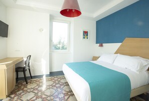 Schreibtisch, laptopgeeigneter Arbeitsplatz, schallisolierte Zimmer