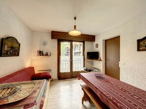 TV - Ski-Front 2-BR Apartment with Balcony, 3.5km from Combloux Village (Combloux)