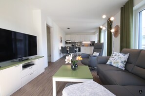 Refugium 7 | Living room | 50-inch flat-screen TV with cable channels, TV, fireplace - Refugium 7 (Kellenhusen)