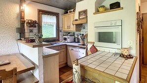 Kaffetrakter/tekoker, kjøleskap, mikrobølgeovn og ovn