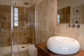 Bathtub, hair dryer, bidet, towels - GITES GRAND CANISSOU (Carcassonne)
