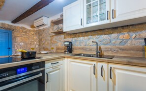 Coffee/tea maker, cookware/dishes/utensils